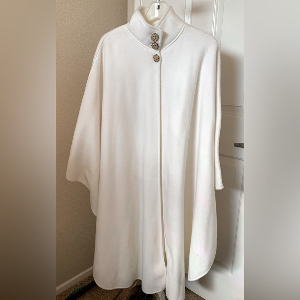 Amanda Smith Winter White Cape. 100% Polyester. Bought at Macy’s. New No tags
